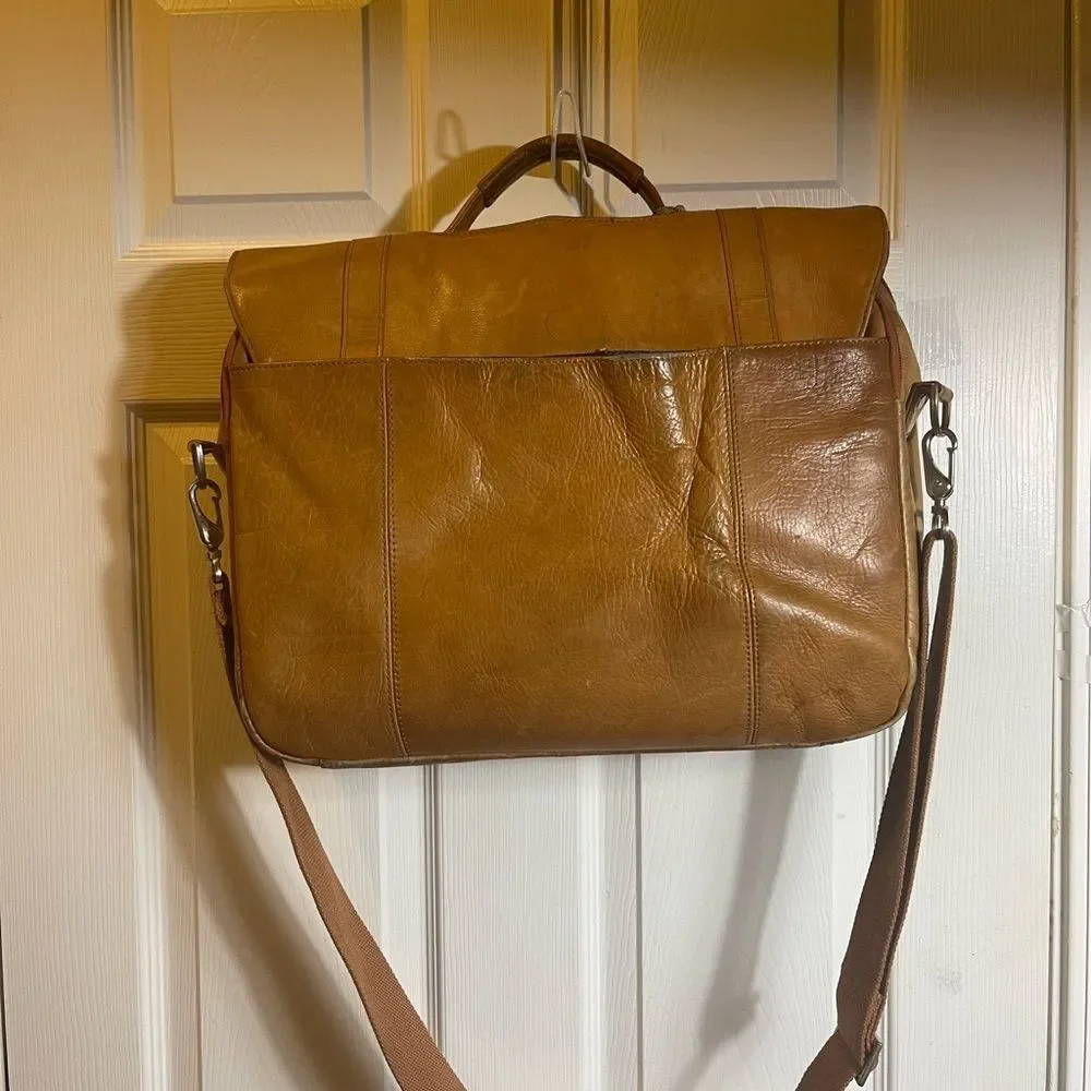 Kenneth Cole Reaction Leather tan Messenger / laptop Bag silver tone Hardwares.